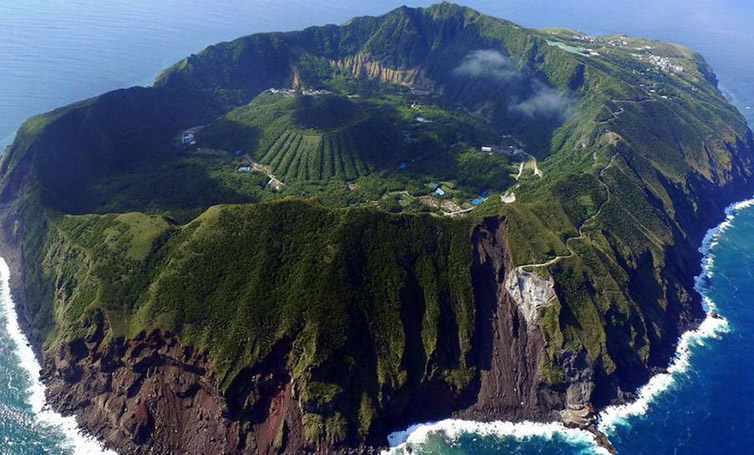 AOGASHIMA OSTRVO: Selo u vulkanskom krateru