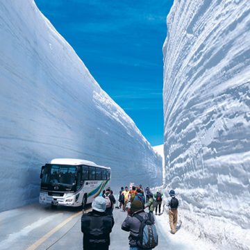 ALPSKA RUTA: Nevjerojatna šetnja između zidova od snijega visokih 15 metara