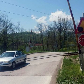 Voz udario u automobil na pružnom prijelazu u Čekrekčijama