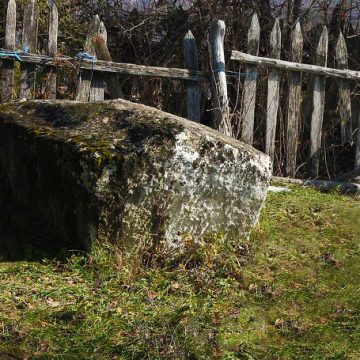 Srednjevjekovni spomenici u dvorištima mještana visočkog sela Šošnje