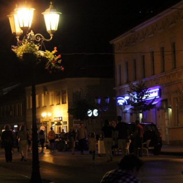 FOTO: Tople noći u Visokom izmamile šetače