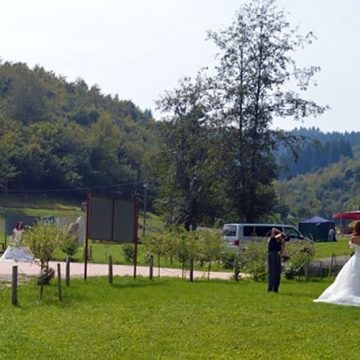 Profesionalni fotografi i modeli u vjenčanicama na foto sessionu u Parku „Ravne 2