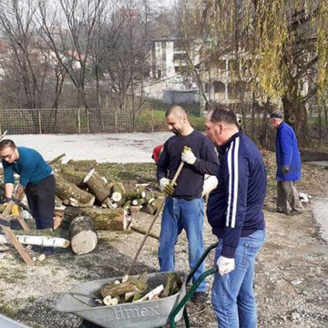 UGODNO S KORISNIM: Visočki ribari u akciji čišćenja okoliša i prikupljanja ogrjevnog drveta