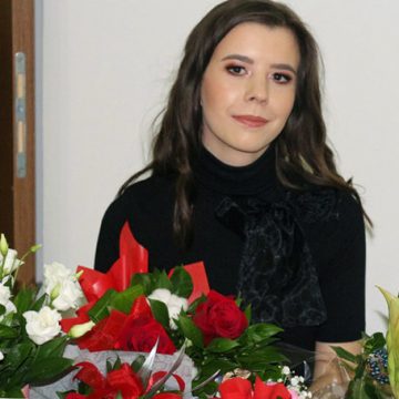 Sadžida Dedić: UZ JUTARNJU KAFU / Djevojka mjesečinom obasjana