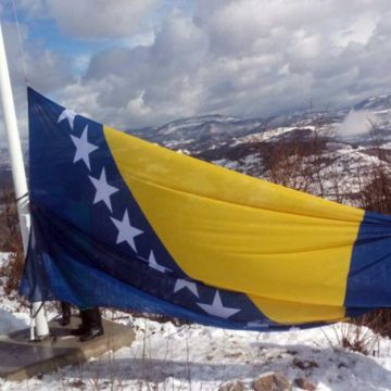 Federacija finansirala postavljanje jarbola sa zastavom BiH na Kraljevski grad Visoki