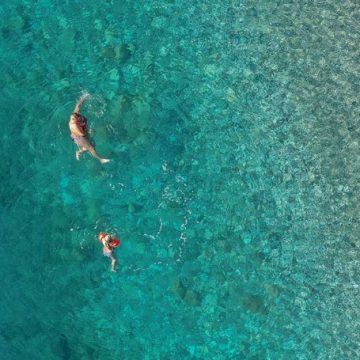 Turisti u decembru uživaju u lijepom vremenu na plaži u Antaliji