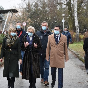 GRADONAČELNIK GANIĆ POSJETIO ZDRAVSTVENE RADNIKE KOJI SU NA PRVOJ LINIJI BORBE ZA ZDRAVLJE I ŽIVOTE SVIH NAS I  DELEGIRAO OBAVEZE UPRAVI DOMA ZDRAVLJA