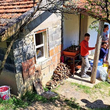 VISOČANI UDRUŽIMO SE I POMOZIMO: Samohrana majka dva dječaka živi u jako teškim uslovima!