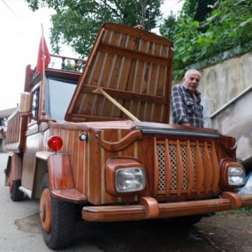 Stolar od starog automobila napravio drveni kamionet