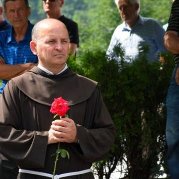 Bosanski franjevac na ispraćaju tabuta: Zajedno u boli sa žrtvama Bosne Srebrene