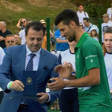 Gradonačelnik Ganić uručio Novaku Đokoviću priznanje Počasnog građanina Visokog