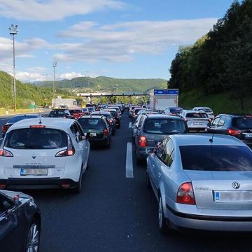 AKO STE PLANIRALI VEČERAS PUTOVATI U SARAJEVO: Kilometarske kolone na naplatnim kućicama u Jošanici