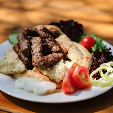 Ćevapi, sudžukice i hamburgeri sa Malak Farme bez soje, hljeba, glutena, aditiva i pojačivača okusa