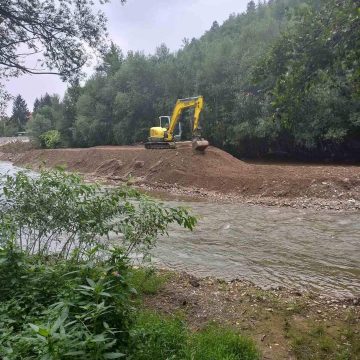 Napreduju radovi na produbljivanju korita rijeke Fojnice u Prijekom