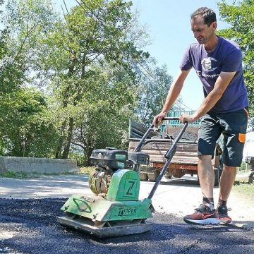 Vijećnik sam asfaltira rupe na putu: Želi da pomogne koliko može