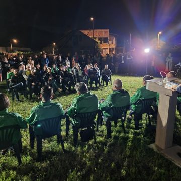 Fotogalerija/Veliki broj građana okupio se na predizbornom skupu SDA u Dobrinju