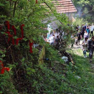 ROMI SLAVE ĐURĐEVDAN, u Visokom na grane drena vezuju crvene krpice za zdravlje (VIDEO)