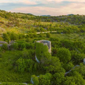 HUTOVSKI GRAD smješten je u neumskom zaleđu: Historijski lokalitet prepušten na (ne)milost zubu vremena