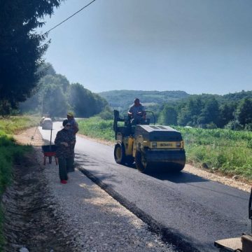 POČELO asfaltiranje puta u naselju Čifluk, MZ Kralupi