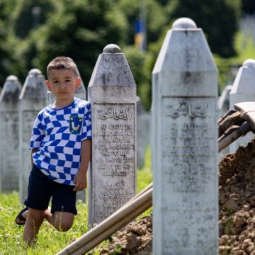 OPROŠTAJ od 30 žrtava genocida u bivšoj fabrici akumulatora u Srebrenici: Tišina i jecaji članova porodica