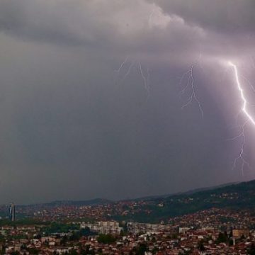 ZBOG PLJUSKOVA i grmljavine, upaljen meteoalarm: Objavljeno šta nas očekuje do nedjelje