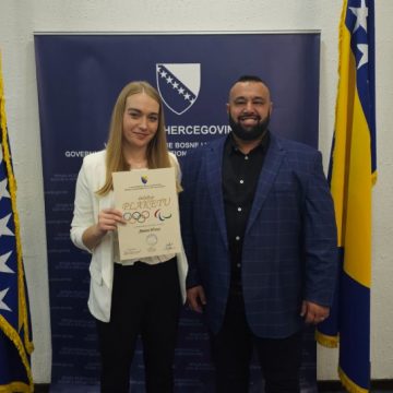 AMINA HRVAT I TRENER EDIN KAJEVIĆ na prijemu i uručivanju plaketa za ostvarene vrhunske sportske rezultate u 2023. godini