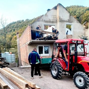 HUMANITARCI SA BUKA posjetili porodicu kojoj je izgorio krov i sprat kuće u Gornjim Porječanima