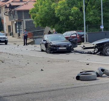 Teška nesreća u Travniku: Vozila uništena, hitna pomoć na licu mjesta