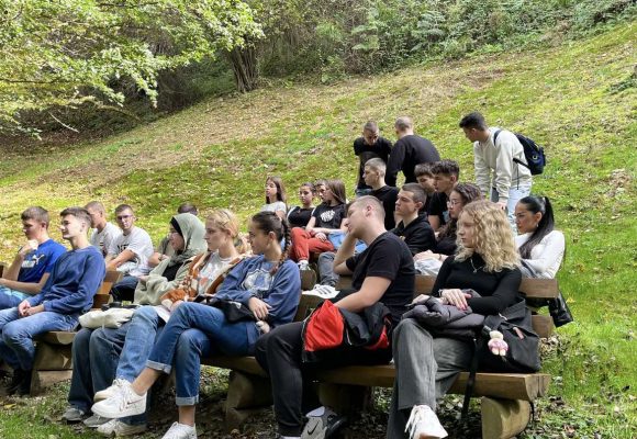 GIMNAZIJALCI O DANU MENTALNOG ZDRAVLJA U PARKU  “RAVNE 2”