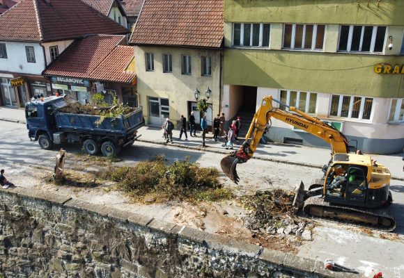 (VIDEO) Uklonjena stabla sa visočke Jalije u sklopu rekonstrukcije centra grada