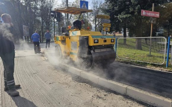 U toku asfaltiranje pješačkih staza u ulicama Bosne Srebrene i Kadije Uvejsa