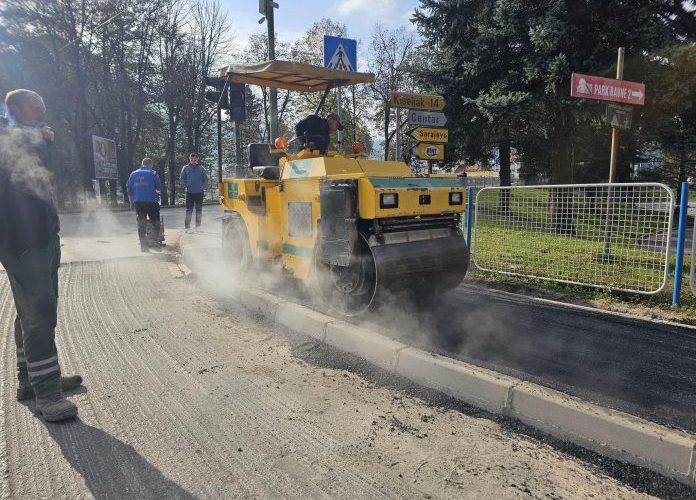 U toku asfaltiranje pješačkih staza u ulicama Bosne Srebrene i Kadije Uvejsa