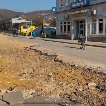 (VIDEO) Nastavljeni radovi u centralnoj gradskoj ulici u Visokom