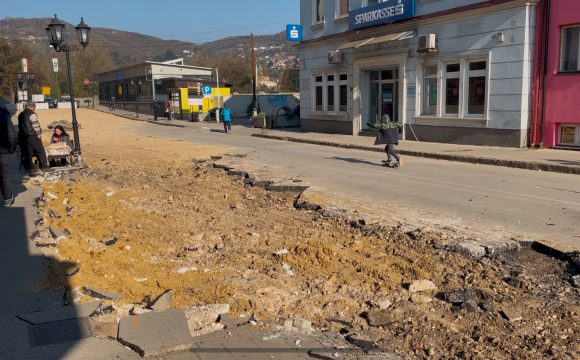 (VIDEO) Nastavljeni radovi u centralnoj gradskoj ulici u Visokom