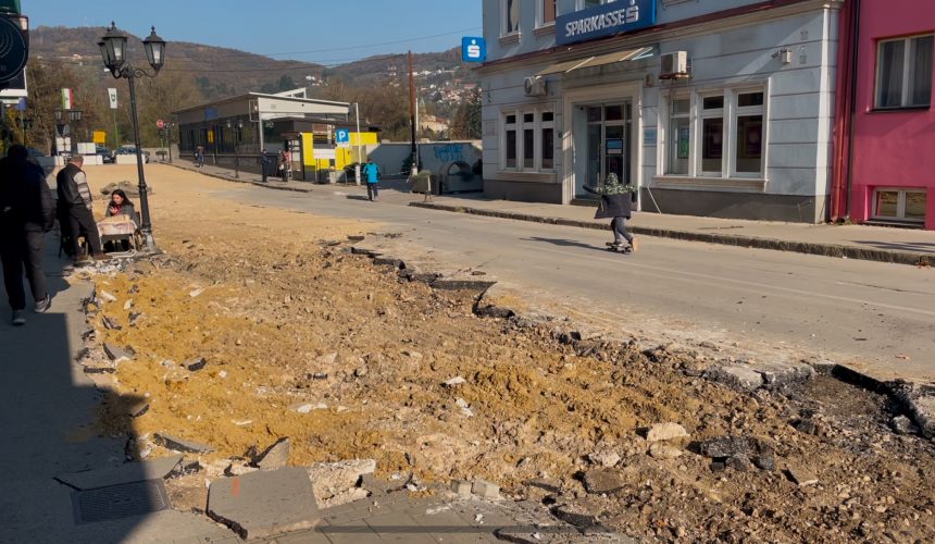 (VIDEO) Nastavljeni radovi u centralnoj gradskoj ulici u Visokom